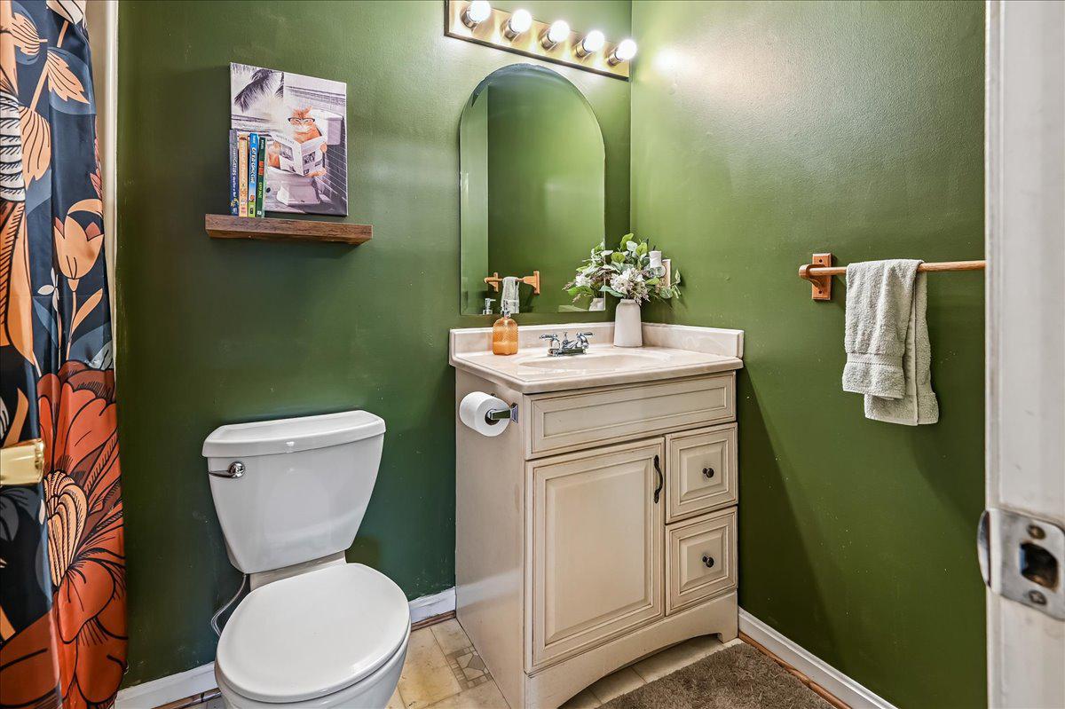 2894 Dungate Road Pasadena, MD 21122 - Photo 24 of 39 Upper hallway bathroom