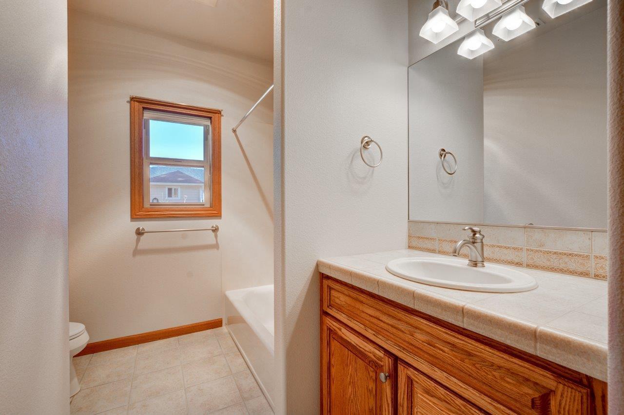 3013 Pearce Park Road Grants Pass, OR 97526 - Photo 51 of 96 Main Bathroom