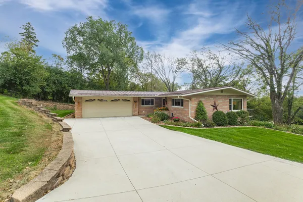 $549,900 | 1800 Hiawatha Court Northeast, Rochester, MN 55906