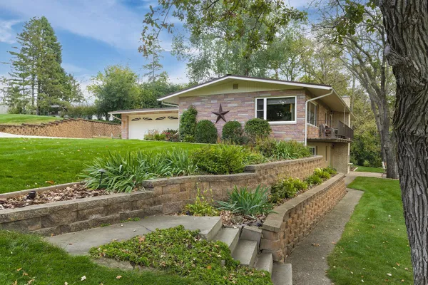 $549,900 | 1800 Hiawatha Court Northeast, Rochester, MN 55906