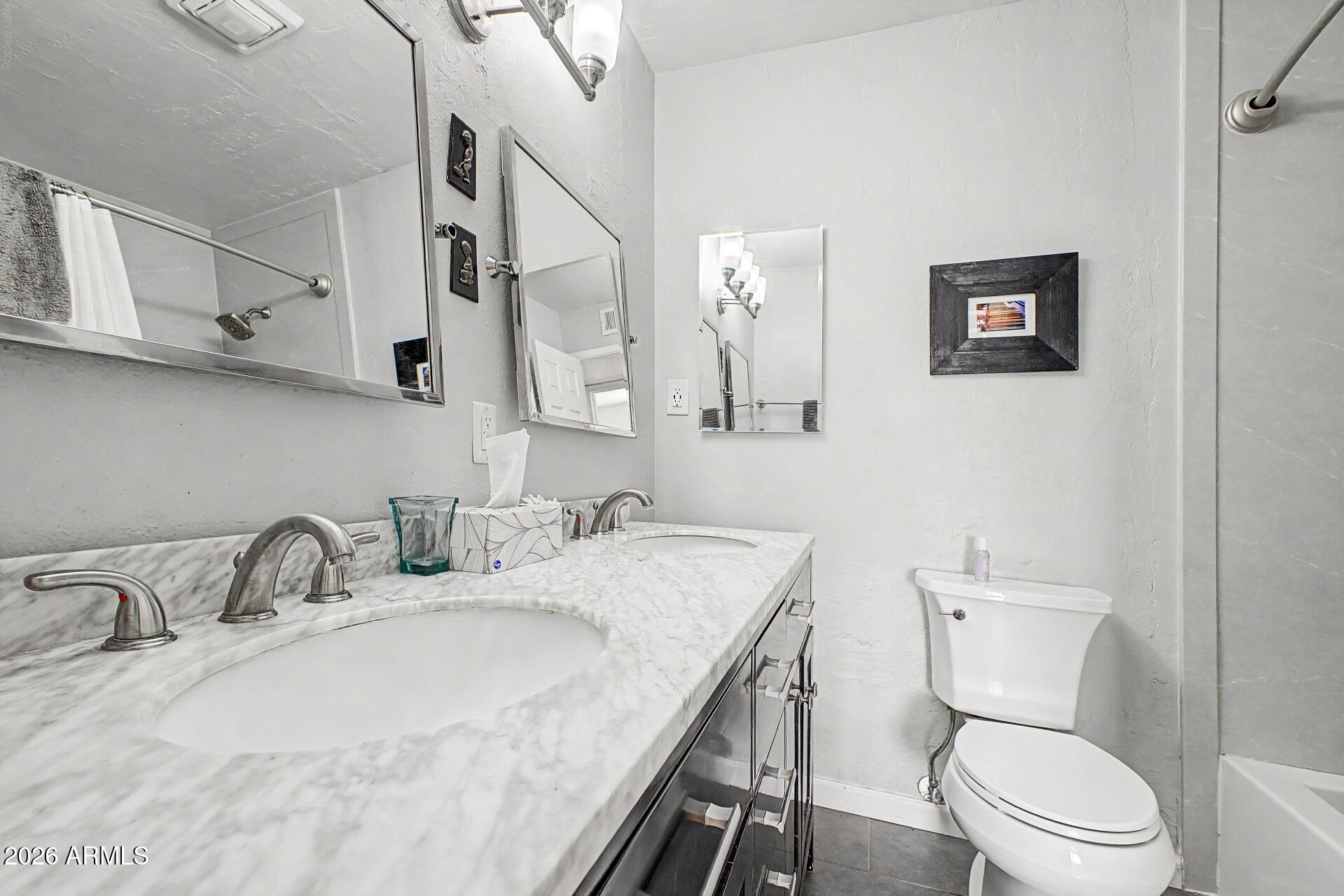 8913 North 17th Lane Phoenix, AZ 85021 - Photo 20 of 28 Hall bathroom