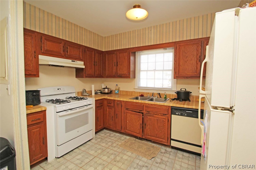 3082 White Chapel Road Lancaster, VA 22503 - Photo 13 of 32 Kitchen has an open room to the side plus access to the Mudroom with the back door access