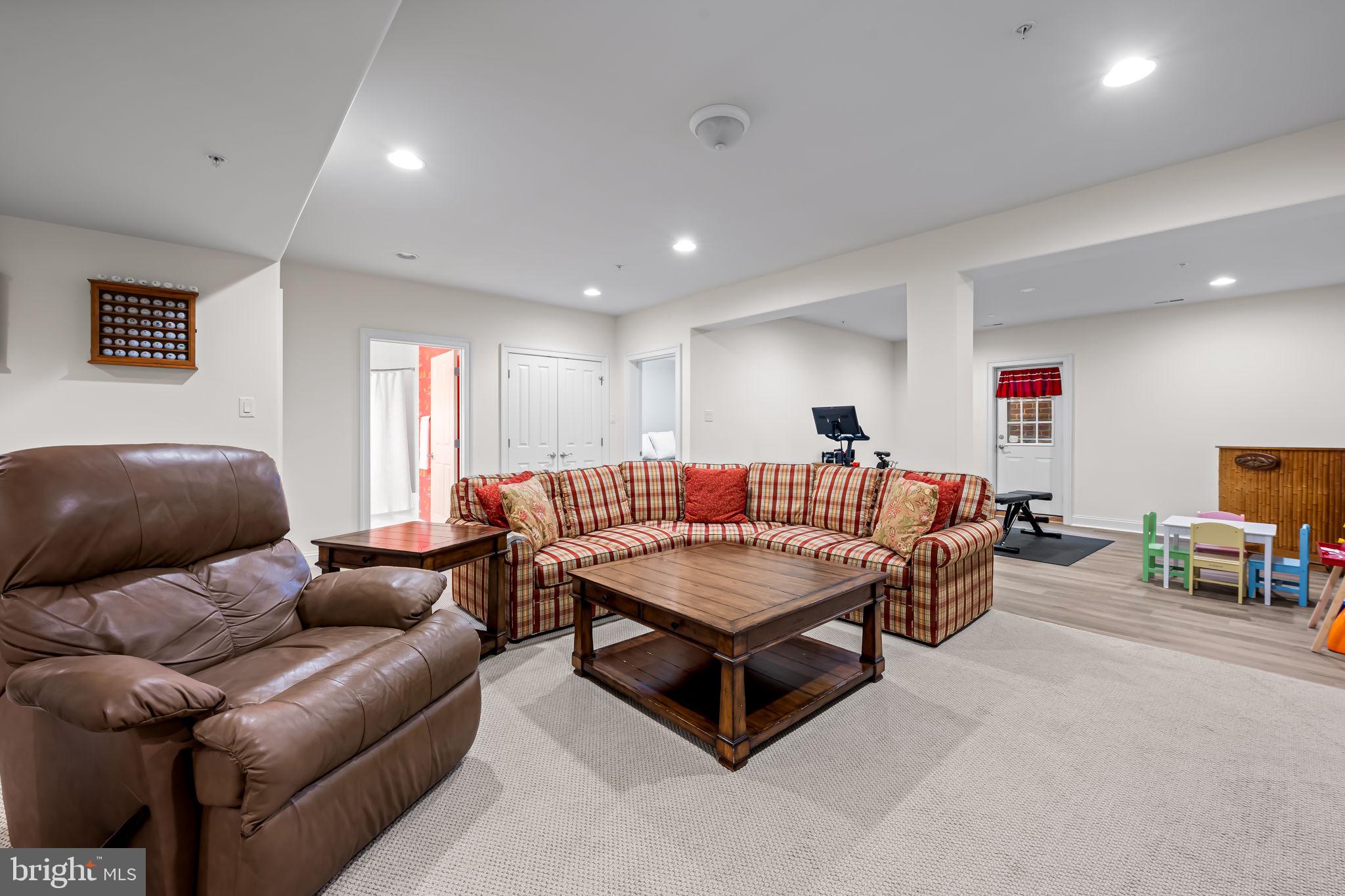 6509 Abbey View Way, Unit 22 Baltimore, MD 21212 - Photo 41 of 54 a living room with furniture