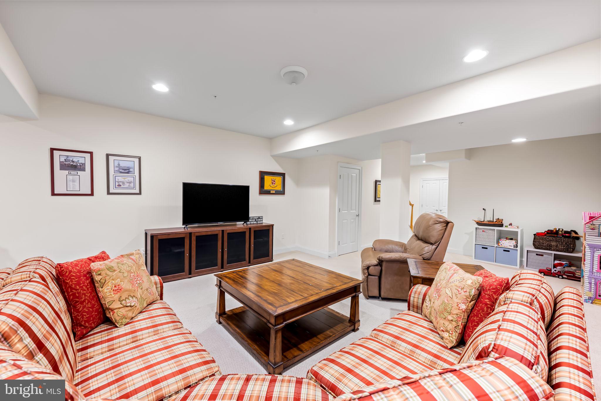 6509 Abbey View Way, Unit 22 Baltimore, MD 21212 - Photo 42 of 54 a living room with furniture and a flat screen tv