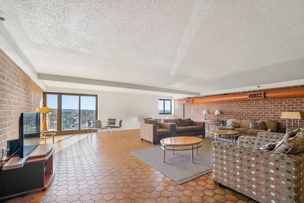 $3,000 | 275 Main Street, Unit 205, Watertown, MA 02472