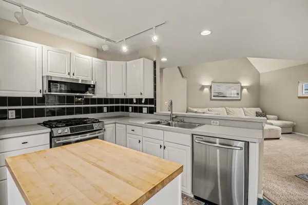 $425,000 | 439 Sommerset Court, Ann Arbor, MI 48103