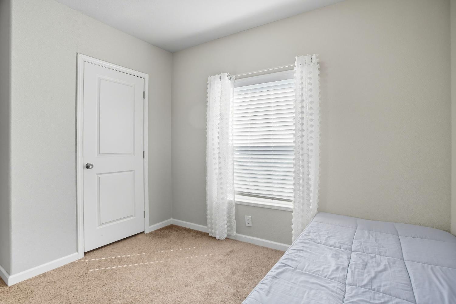 8665 Florin Road, Unit 133 Sacramento, CA 95828 - Photo 20 of 38 an empty room with a window