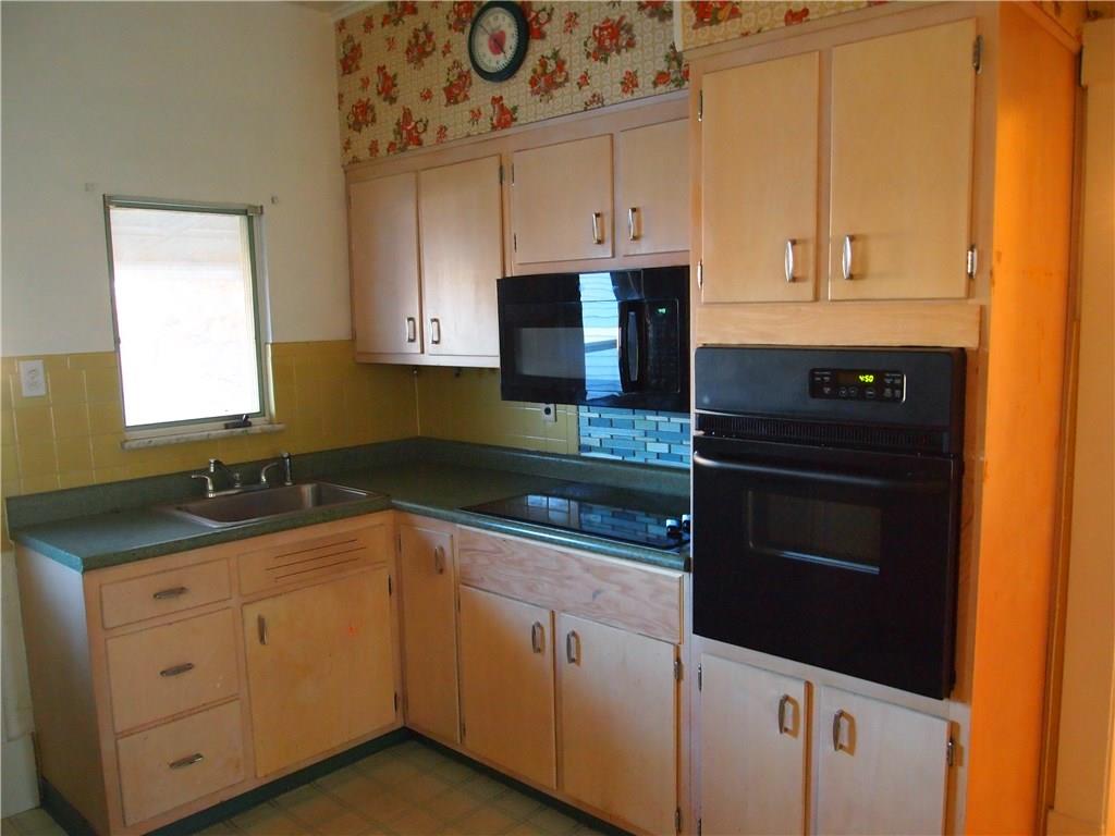 517 Oregon Avenue Rochester, PA 15074 - Photo 4 of 14