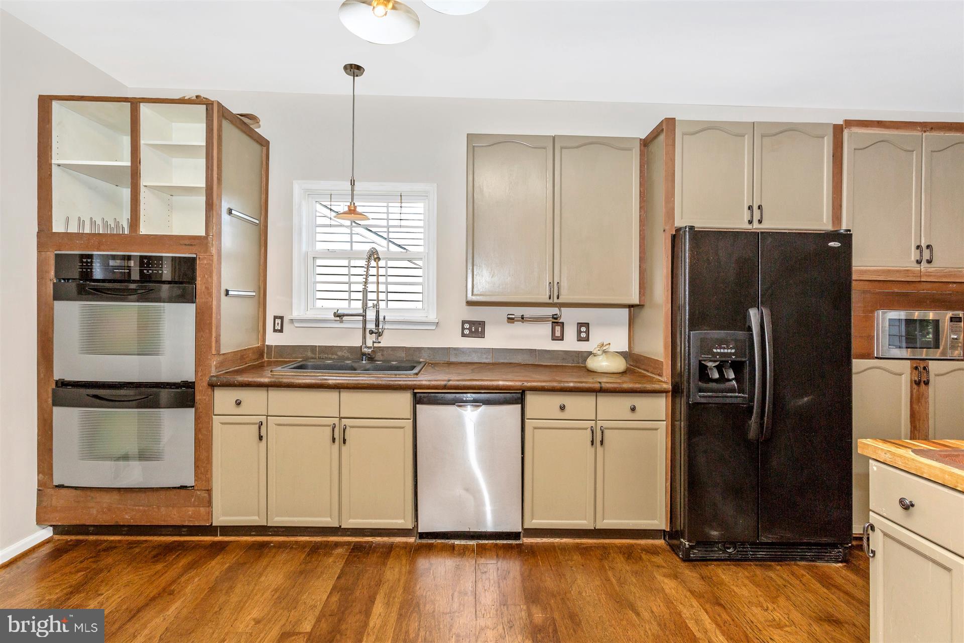 11223 Country Club Road New Market, MD 21774 - Photo 10 of 34 Double wall oven for cooking convenience.