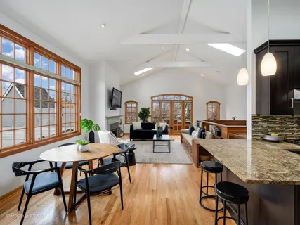 $699,000 | 816 West Oakdale Avenue, Unit 3, Chicago, IL 60657