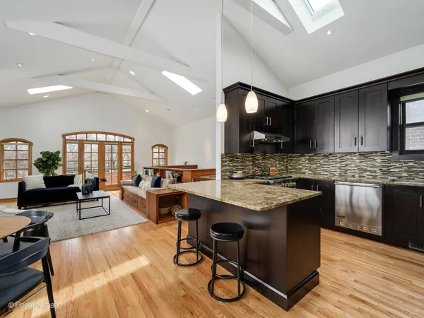$699,000 | 816 West Oakdale Avenue, Unit 3, Chicago, IL 60657