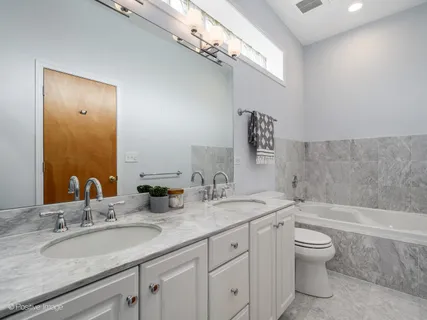 $699,000 | 816 West Oakdale Avenue, Unit 3, Chicago, IL 60657