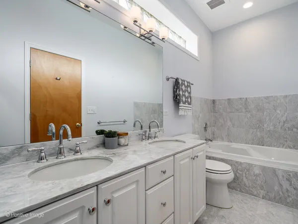 $699,000 | 816 West Oakdale Avenue, Unit 3, Chicago, IL 60657