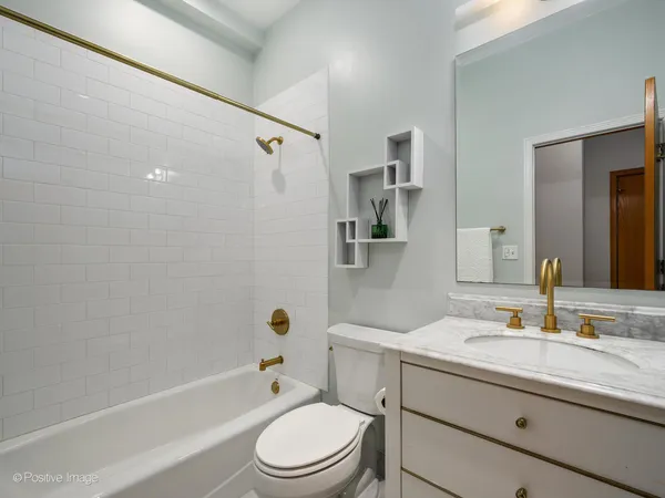 $699,000 | 816 West Oakdale Avenue, Unit 3, Chicago, IL 60657