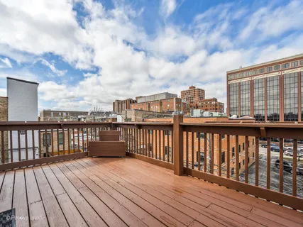 $699,000 | 816 West Oakdale Avenue, Unit 3, Chicago, IL 60657