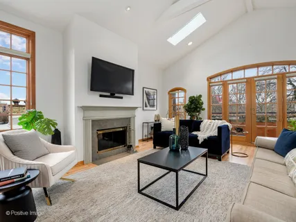 $699,000 | 816 West Oakdale Avenue, Unit 3, Chicago, IL 60657