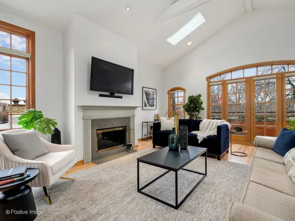 $699,000 | 816 West Oakdale Avenue, Unit 3, Chicago, IL 60657