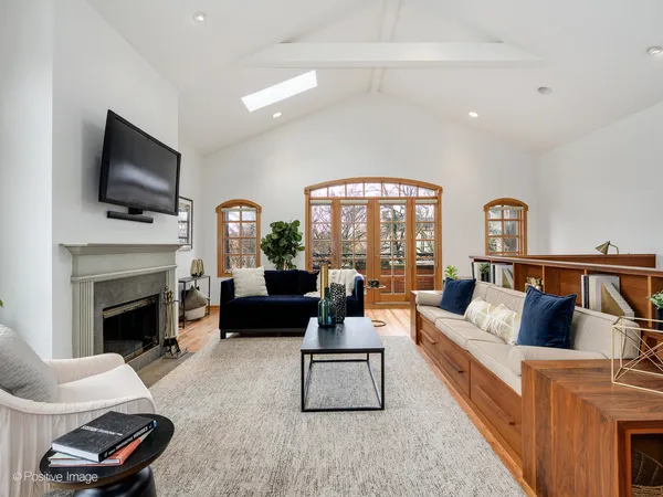 $699,000 | 816 West Oakdale Avenue, Unit 3, Chicago, IL 60657