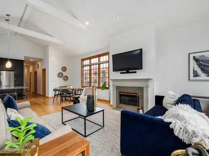 $699,000 | 816 West Oakdale Avenue, Unit 3, Chicago, IL 60657