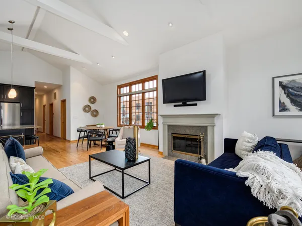 $699,000 | 816 West Oakdale Avenue, Unit 3, Chicago, IL 60657