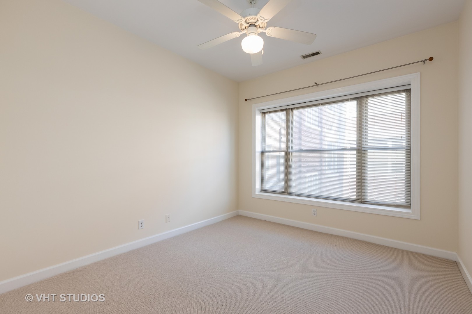 4632 North Racine Avenue, Unit 2 Chicago, IL 60640 - Photo 8 of 12 an empty room with a window