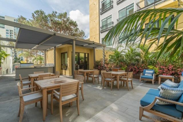 a view of a back yard