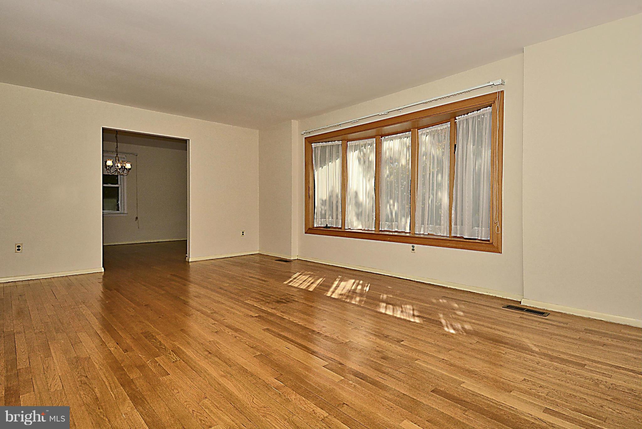 19420 Treadway Road Brookeville, MD 20833 - Photo 12 of 30 Living Room