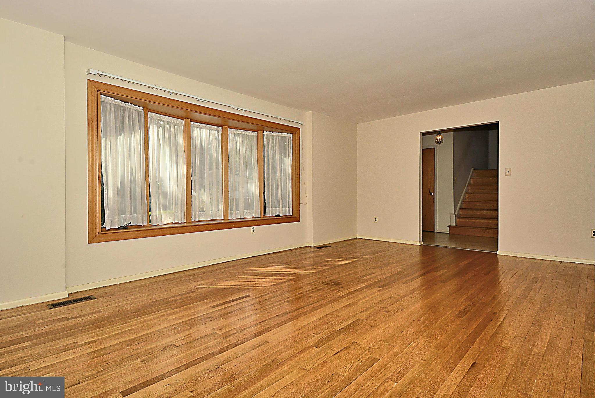 19420 Treadway Road Brookeville, MD 20833 - Photo 13 of 30 Living Room