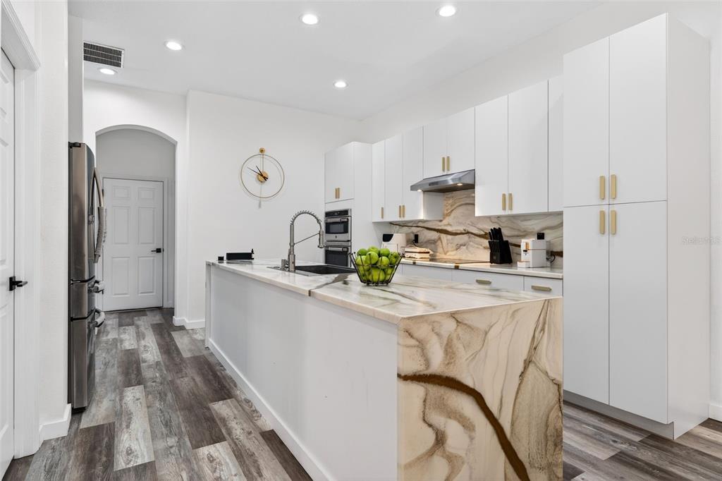 8111 Santa Rosa Court Sarasota, FL 34243 - Photo 20 of 95