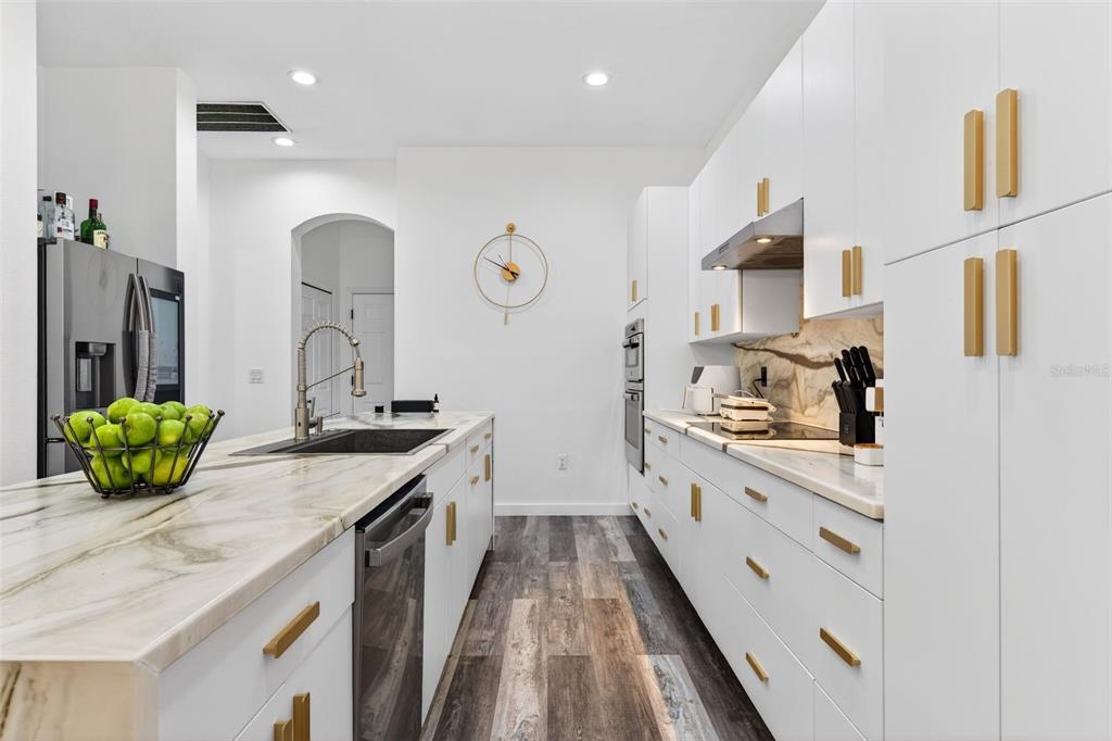 8111 Santa Rosa Court Sarasota, FL 34243 - Photo 21 of 95