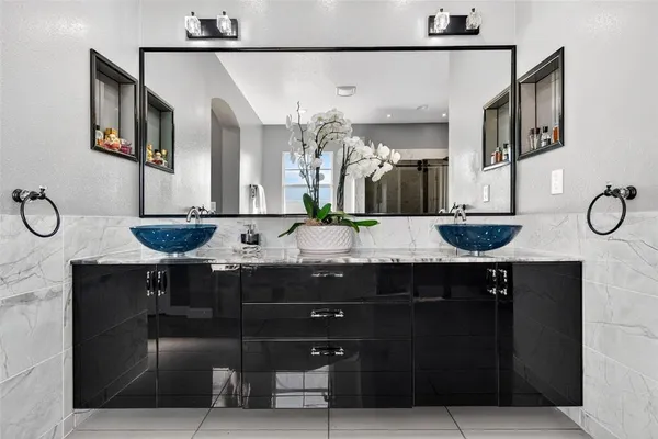 $1,150,000 | 8111 Santa Rosa Court, Sarasota, FL 34243