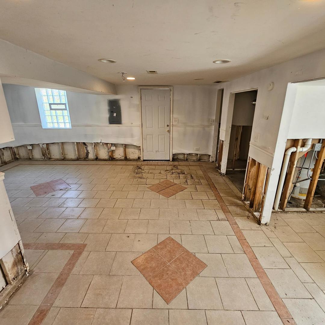 14237 Minerva Avenue Dolton, IL 60419 - Photo 12 of 17 a view of a livingroom with furniture and an entryway