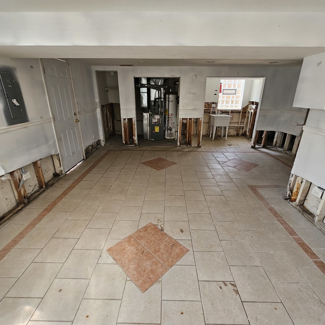 14237 Minerva Avenue Dolton, IL 60419 - Photo 13 of 17 a living room with furniture