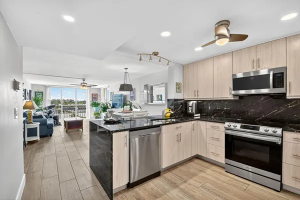 $450,000 | 3581 South Ocean Boulevard, Unit 5D, South Palm Beach, FL 33480