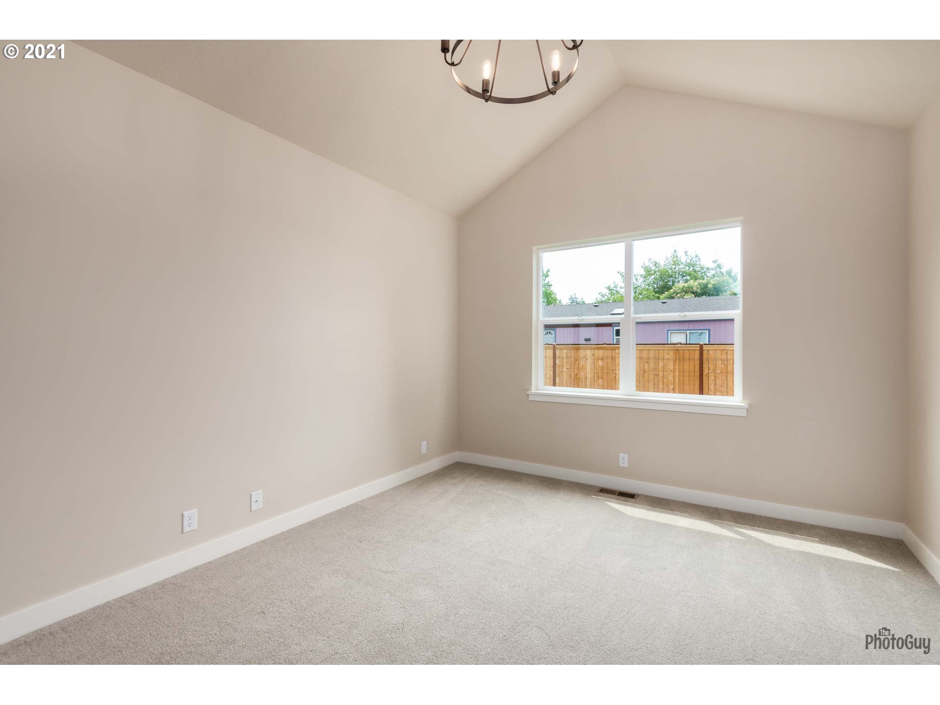 962 South 46th Street Springfield, OR 97478 - Photo 18 of 32 an empty room with windows