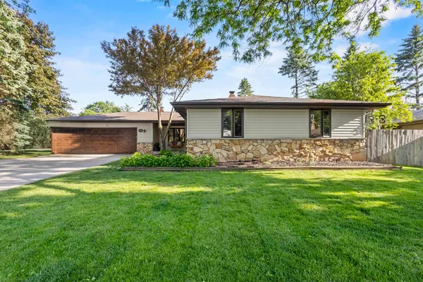 $319,900 | 1731 Oakridge Court, Menasha, WI 54952
