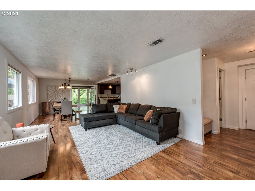 8330 Southwest Blake Street Tualatin, OR 97062 - Photo 3 of 32 Gallery Image 3