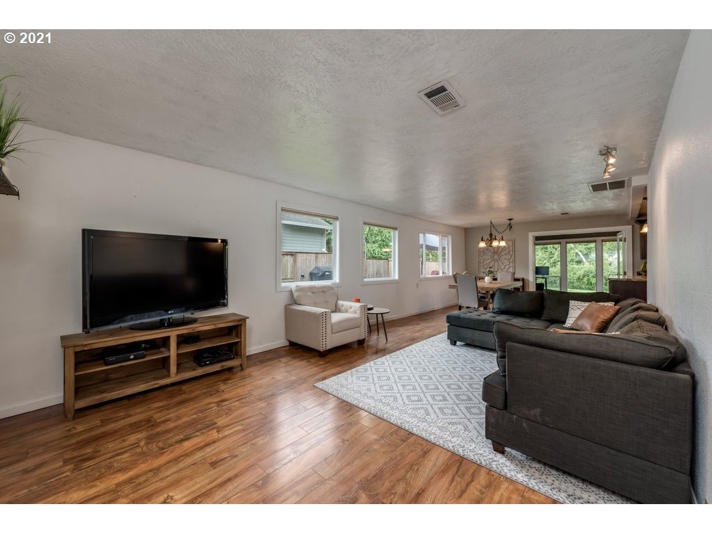 8330 Southwest Blake Street Tualatin, OR 97062 - Photo 4 of 32 Gallery Image 4