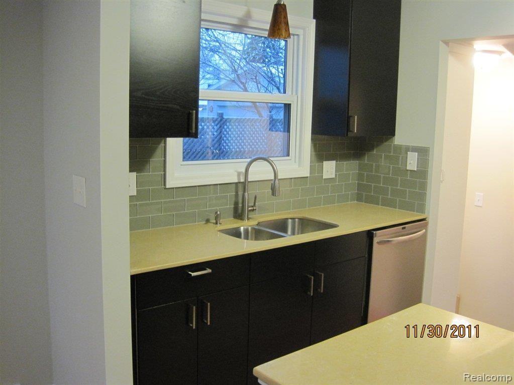 1850 Princeton Road Berkley, MI 48072 - Photo 5 of 25 11282011 015.JPG
