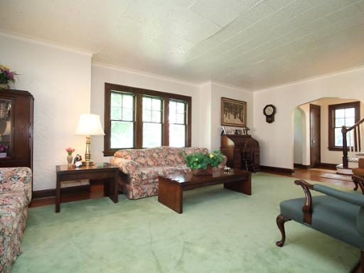 726 Howard Street Wheaton, IL 60187 - Photo 4 of 16 a living room with furniture and a window