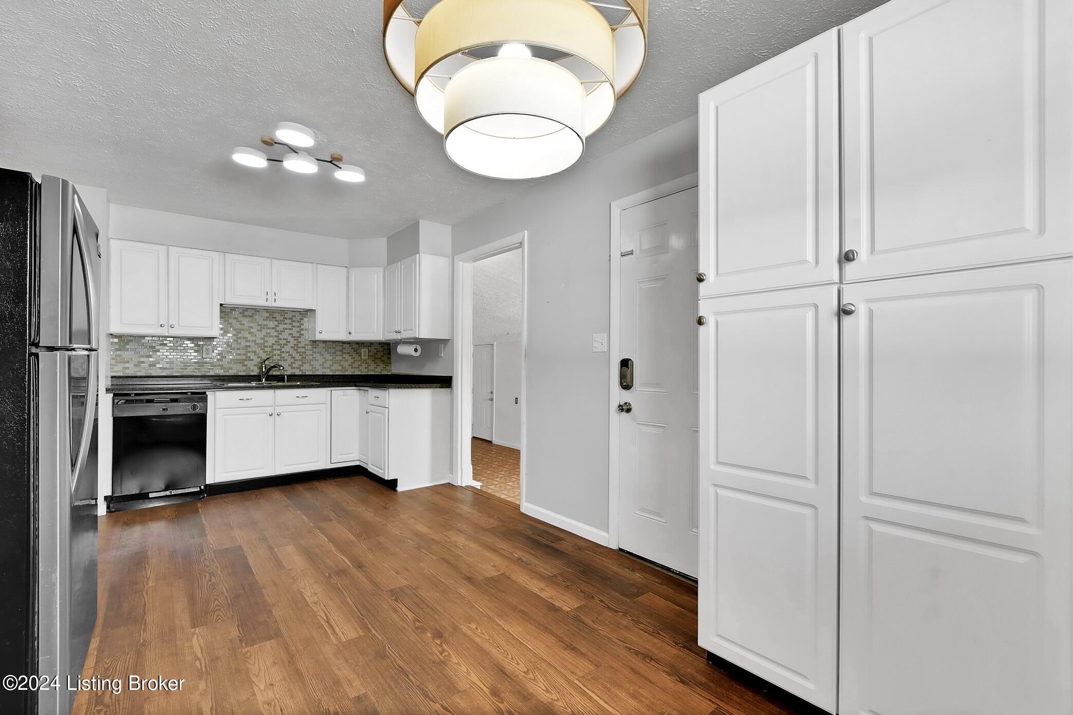 9112 New Maple Road Louisville, KY 40229 - Photo 6 of 25 DSC_9807S