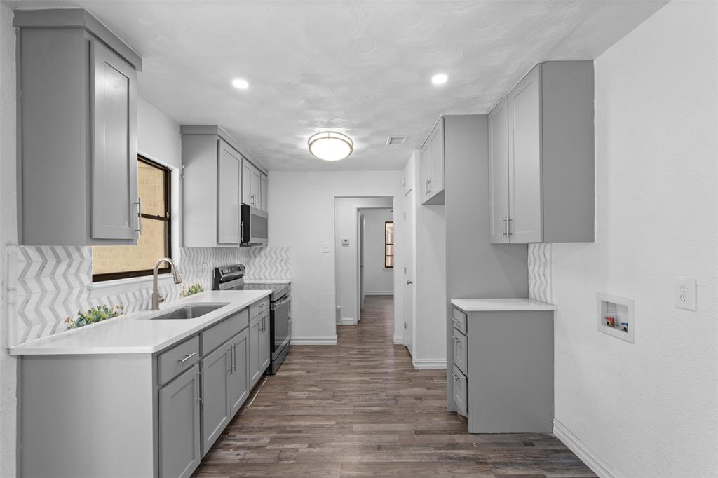 1809 Balla Way Grand Prairie, TX 75051 - Photo 11 of 26 a bathroom with a double vanity sink mirror and shower