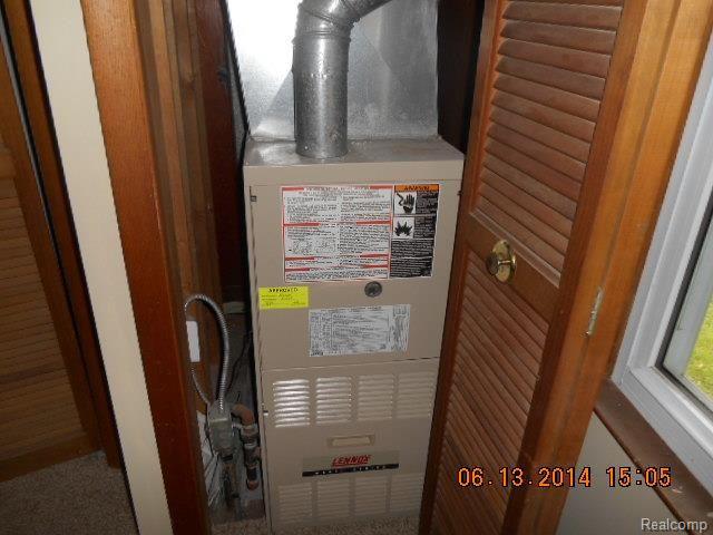 31870 Hayes Road Fraser, MI 48026 - Photo 5 of 13 DSCN4450.jpg