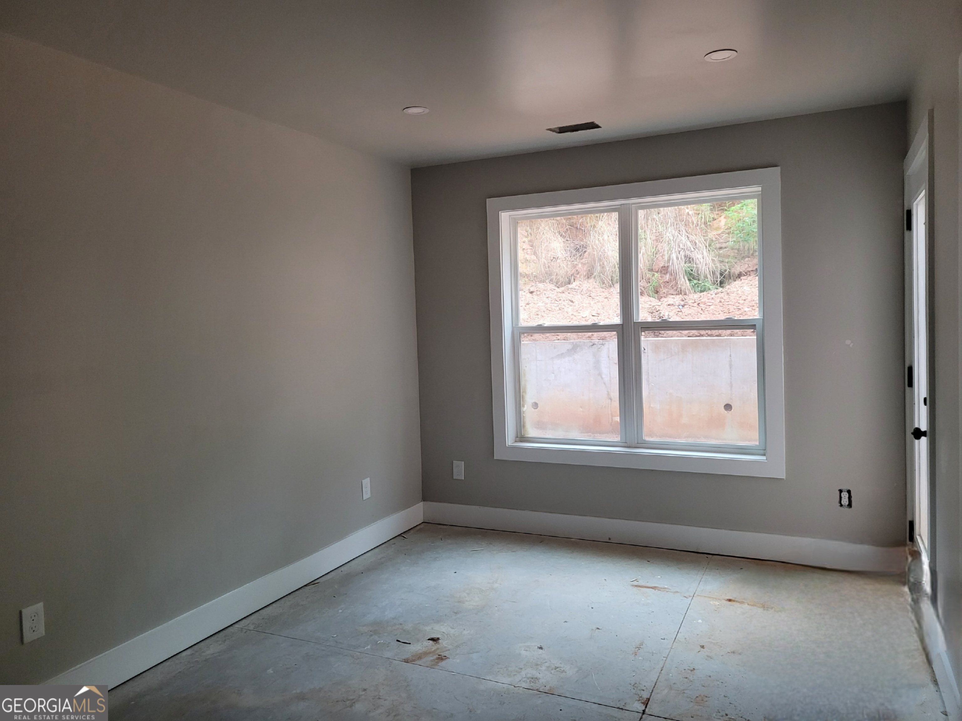 2910 Battlecrest Drive Decatur, GA 30034 - Photo 7 of 10 an empty room with a window