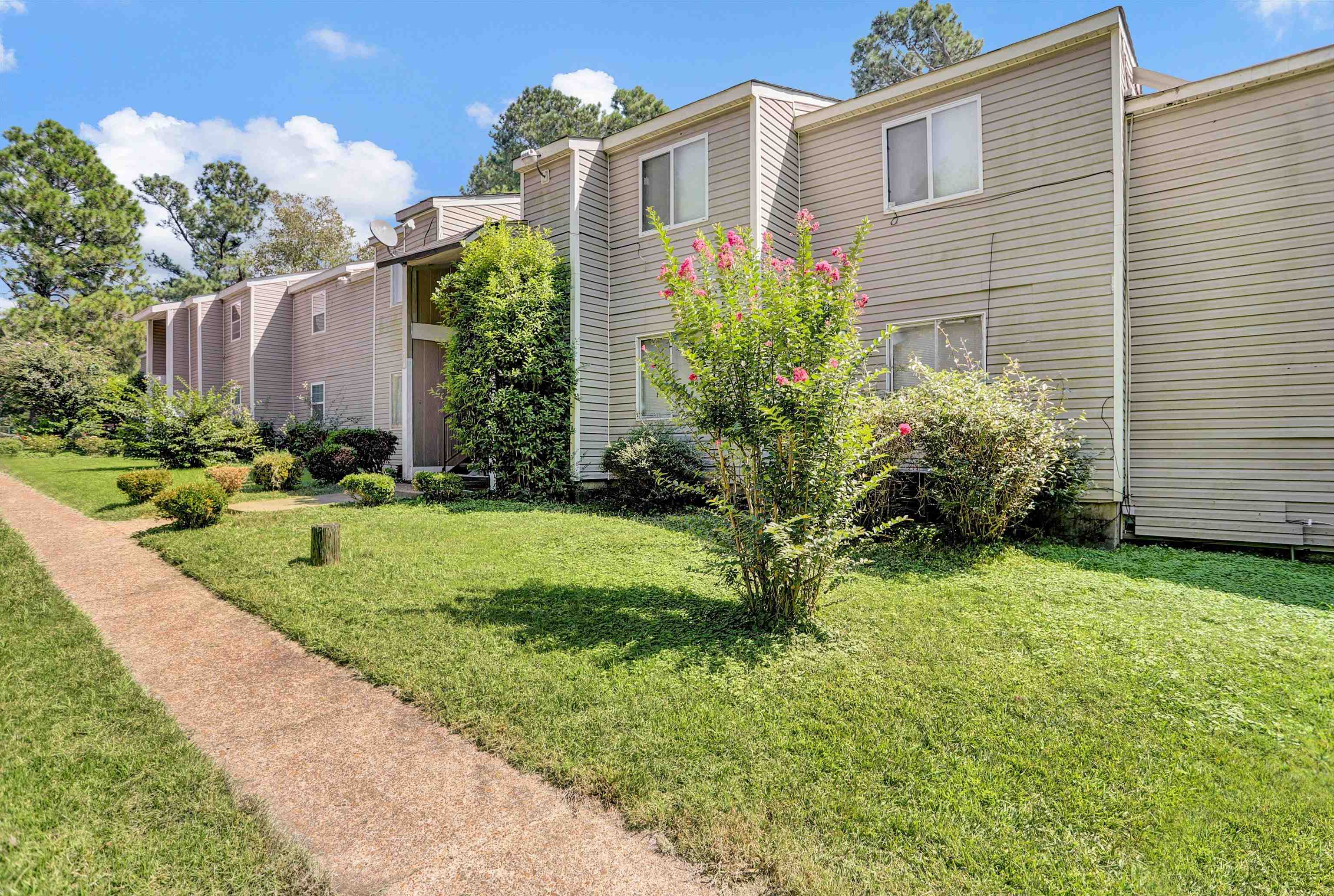 4651 Royal Ridge Drive Memphis, TN 38128 - Photo 6 of 13 a view of a house with a garden