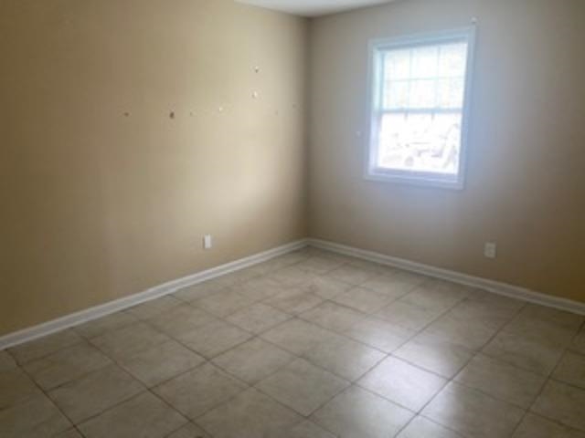 4651 Royal Ridge Drive Memphis, TN 38128 - Photo 10 of 13 an empty room with a window