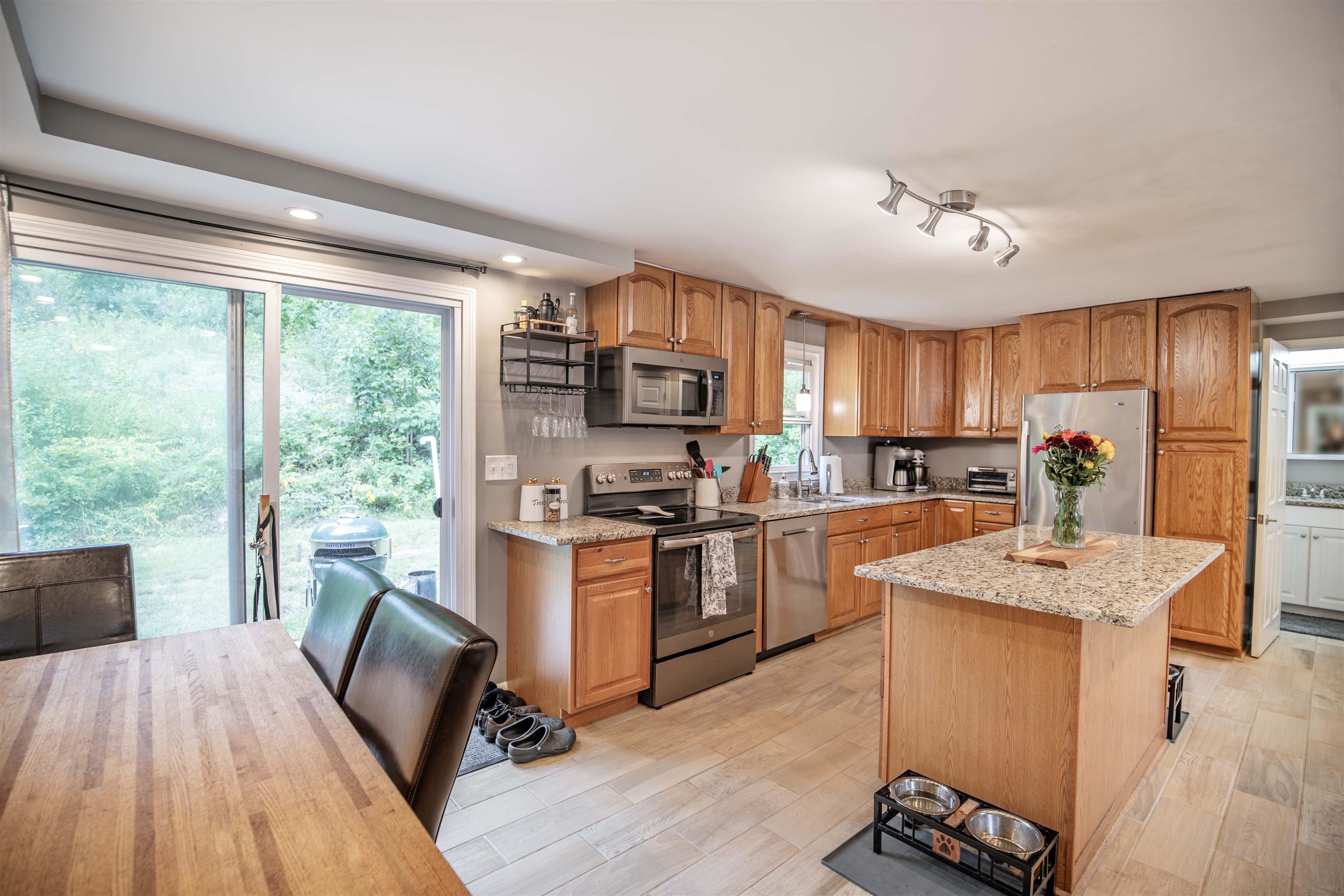 187 Straw Road Manchester, NH 03102 - Photo 3 of 40