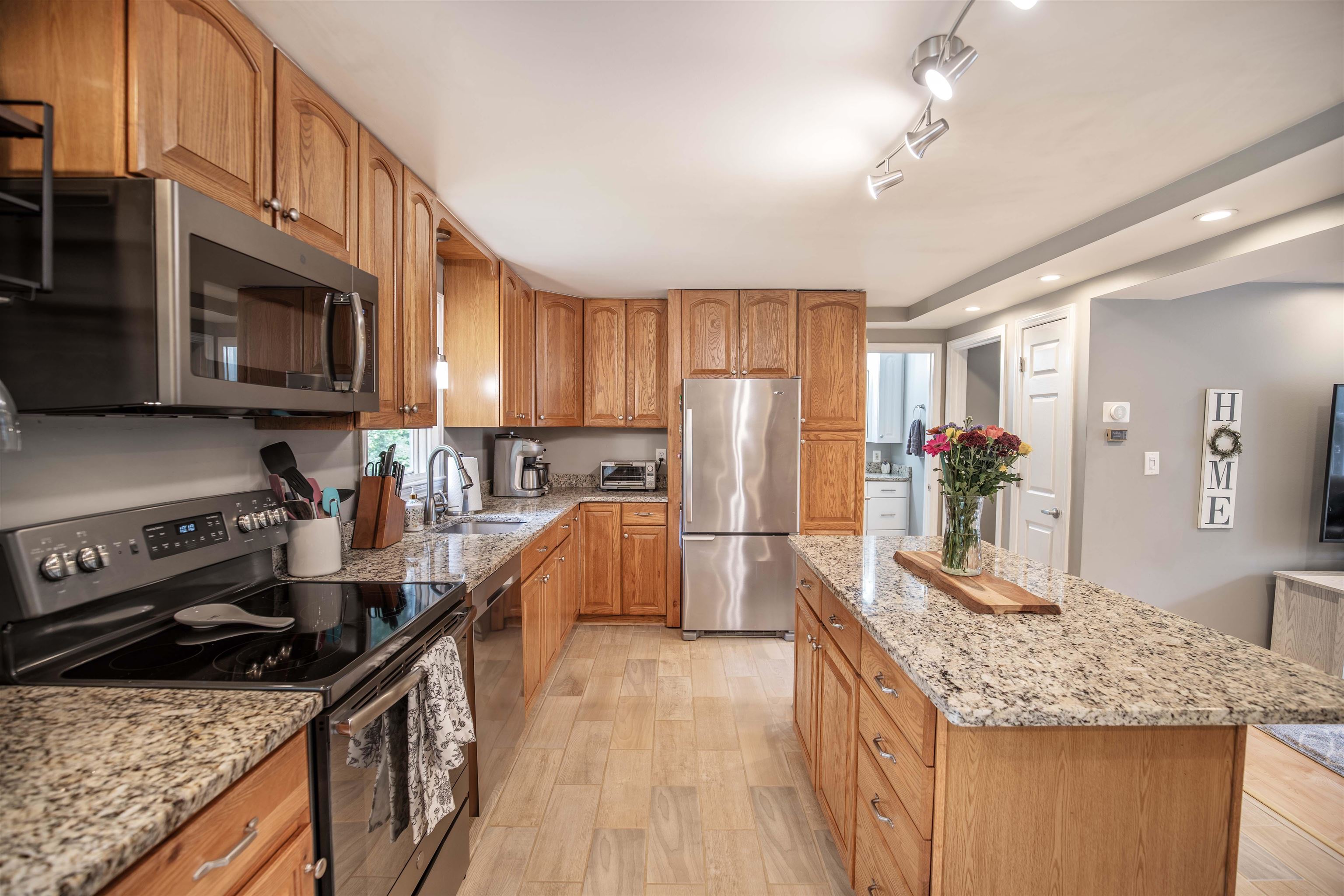187 Straw Road Manchester, NH 03102 - Photo 4 of 40