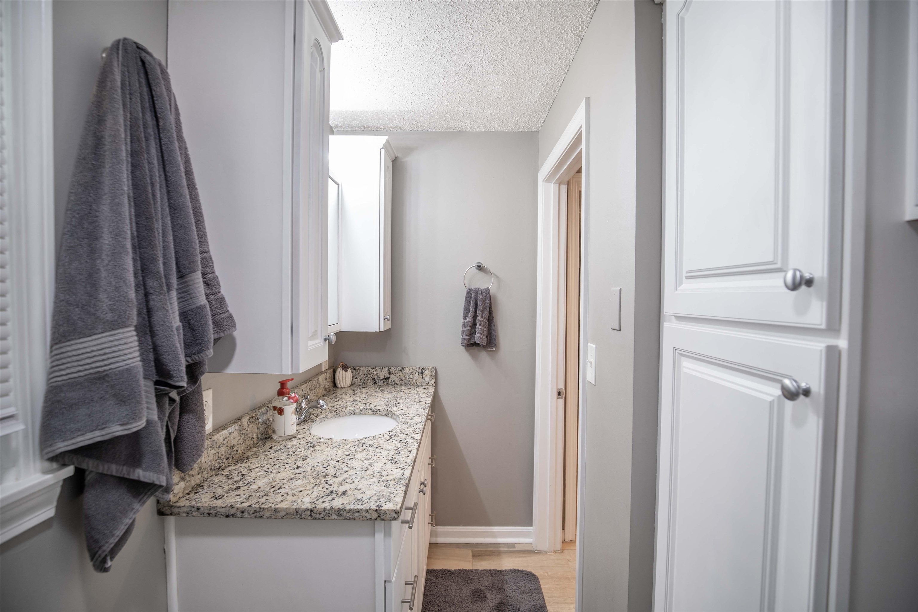 187 Straw Road Manchester, NH 03102 - Photo 8 of 40