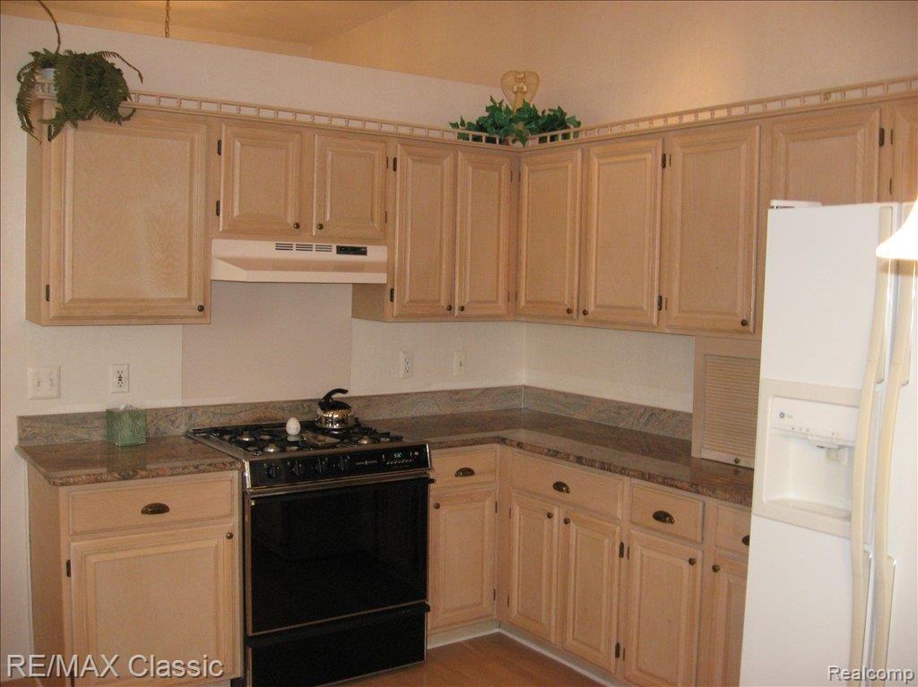 662 Summit Ridge Drive Milford, MI 48381 - Photo 4 of 23 Kitchen